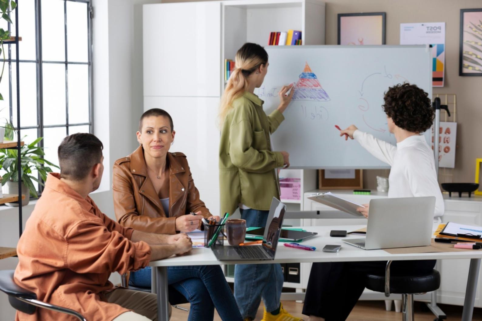 Equipo de análisis financiero trabajando con datos empresariales